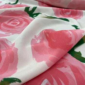 Европейски и американски марки предлагат същата висококачествена тъкан за женски лица от 100% естествена коприна с крепдешиновым принтом розова роза.