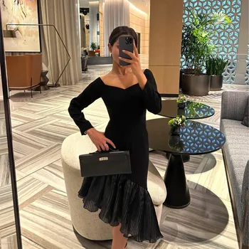 Елегантна къса вечерна рокля от черно крепа с дълъг ръкав 
