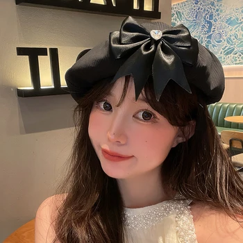 Корейски вариант на Черно берета с лък, дамски годишният универсален однотонная шапка на художник, Тънка шапка Street Trend Момиче Sweet Star Anise