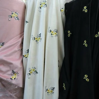 Кадифе плат, черно розово-бяла декорация от цветя, бродерии, продажба на Едро на платове на метър, материал за шиене на дрехи със собствените си ръце
